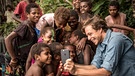 Der Checker-Kinofilm-Check | Tobi macht Selfies mit Kindern in einem Dorf auf Tanna, Vanuatu | Bild: BR | Megaherz GmbH | Esra Bonkowski