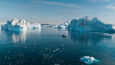 Checker Tobi und das Geheimnis unseres Planeten / Checker Tobi unterwegs mit einem Taxiboot in der Bucht vor Ilulissat, Grönland. | Bild: BR / megaherz GmbH
