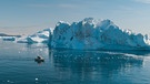 Checker Tobi und das Geheimnis unseres Planeten / Checker Tobi unterwegs mit einem Taxiboot in der Bucht vor Ilulissat, Grönland. | Bild: BR / megaherz GmbH