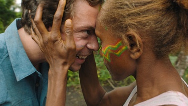 Checker Tobi und das Geheimnis unseres Planeten / Tobi wird in Vanuatu, auf der Insel Tanna, von einer Dorfbewohnerin begrüßt. | Bild: BR / megaherz GmbH