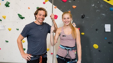 Der Kletter-Check | Checker Tobi und Hannah Meul vor der Kletterwand | Bild: BR | megaherz gmbh