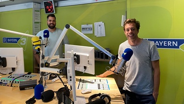 Der Radio-Check / Checker Tobi (rechts) zu Gast bei Sascha im Radio-Studio. | Bild: BR/megaherz gmbh/Judith Issig