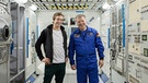 Der Raumfahrt-Check / Tobi (links) und Raumfahrer Reinhold Ewald im Forschungsmodul der ISS in Köln. | Bild: BR/megaherz GmbH