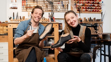 Der Schuh-Check | Checker Tobi und Schuhmacherin Luisa präsentieren die selbst gebauten Schuhe in der Schuhwerkstatt. | Bild: BR | megaherz gmbh | Hans-Florian Hopfner