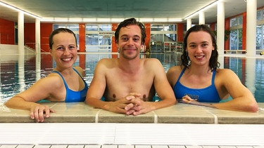 Der Schwimm-Check | Im Schwimmbad: Tobi lernt von den beiden Synchronschwimmerinnen Anna-Lena (links) und Anastasya, wie man eine Kür schwimmt.
| Bild: BR | megaherz gmbh | Fabian Runtenberg