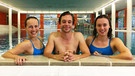 Der Schwimm-Check | Im Schwimmbad: Tobi lernt von den beiden Synchronschwimmerinnen Anna-Lena (links) und Anastasya, wie man eine Kür schwimmt.
| Bild: BR | megaherz gmbh | Fabian Runtenberg
