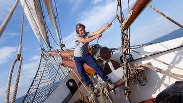 Der Segel-Check / Tobi Krell setzt die Segel auf der Thor Heyerdahl | Bild: BR / Megaherz GmbH / Hopfner