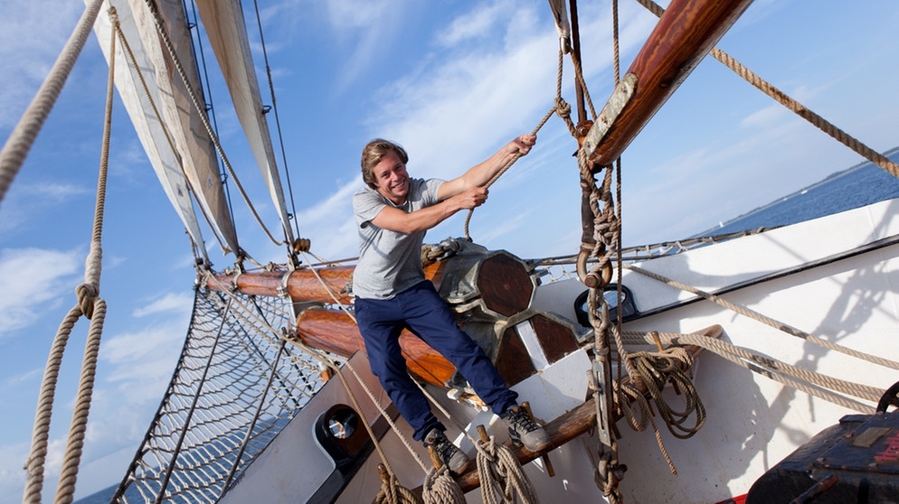 Der Segel-Check / Tobi Krell setzt die Segel auf der Thor Heyerdahl | Bild: BR / Megaherz GmbH / Hopfner