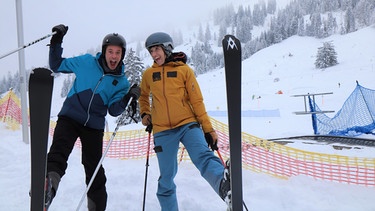 Der Ski-Check | Skilehrerin Hanna bringt Checker Tobi das Skifahren bei. | Bild: BR | megaherz GmbH