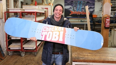 Der Snowboard-Check | Checker Tobi alleine mit seinem selbst gebauten Snowboard. | Bild: BR | megaherz gmbh
