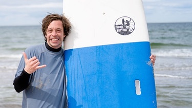 Der Wellen-Check / Wie der Checker eine perfekte Welle reitet, das zeigt ihm Surflehrerin Fiona am Meer.  | Bild: BR/megaherz gmbh/Hans-Florian Hopfner