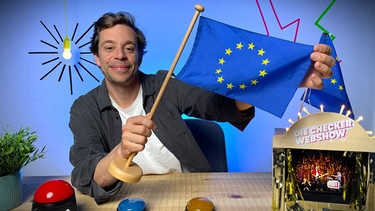 Europawahl - Was geht mich das an? | Checker Tobi hält eine kleine Europafahne in die Kamera. | Bild: BR | megaherz GmbH