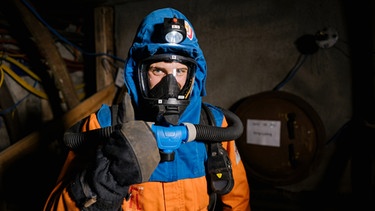 Der Bergwerk-Check | Julian in spezieller Arbeitskleidung der Grubenwehr. | Bild: BR | megaherz gembh | Hans-Florian Hopfner