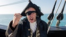 Der Piraten-Check / Für den Piraten-Check schlüpft Tobi in das Kostüm eines Piraten-Kapitäns und übt fiese Piraten-Moves! | Bild: BR | Megaherz Gmbh | Hans-Florian Hopfner