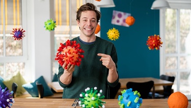 Der Viren-Check | Checker Tobi (Tobias Krell) umgeben von Viren-Modellen | Bild: BR | megaherz film- und fernsehen gmbh