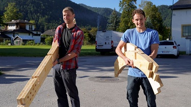Baue einen grünen Palast | Julian (rechts) schleppt mit Holzexperte Christoph Holz für ein ganz besonderes Haus. | Bild: BR | megaherz gmbh