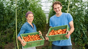Ernähre die Erde | Julian und Gärtnerin Claudia nach einer erfolgreichen Tomatenernte. | Bild: BR | megaherz gmbh | Jonas Egert