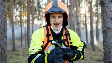 Verhindere einen Waldbrand | Checker Julian übt sich als Feuerwehrmann. | Bild: BR | megaherz gmbh | Alexander Bambach