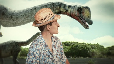 Werde zum Brachiosaurus | Julian mit einem Brachiosaurus | Bild: BR | megaherz gmbH