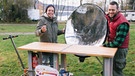 Holz anzünden ohne Flamme?! / Herausforderer und Outdoorexperte Joe beim Chexperiment in Kochel am See. | Bild: BR / megaherz GmbH