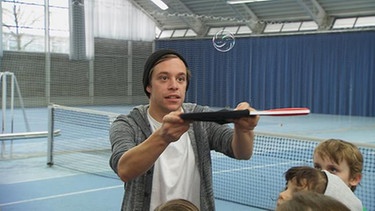 Mit Seifenblasen Tennis spielen?! | Bild: BR/ megaherz gmbh/ Hans-Florian Hopfner