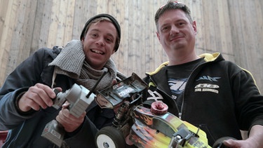 Senkrecht-Autofahren ?! / Checker Tobi (links) mit Modell-Rennfahrer Karsten Böhnke. | Bild: BR/megaherz gmbh/Mathias Hagn