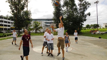 Kuba - voll krass (19) / Schule in Pinar del Rio, Kuba. Louis und kubanische Schüler spielen Basketball | Bild: BR/Ben Kempas