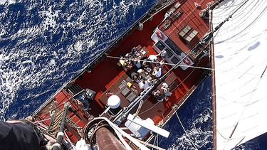 Die Läuse-Attacke (17) / Blick von oben auf das Segelschulschiff "Thor Heyerdahl". | Bild: BR/KUS-Projekt