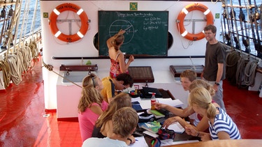 Das schwimmende Klassenzimmer (08) /  Unterricht auf der "Thor Heyerdahl" während der Atlantiküberquerung im Dezember 2009. | Bild: BR/KUS-Projekt