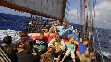 Neptuns Ekeltaufe (10) / Überfahrt Panama - Kuba. Die Schüler chillen an Deck. | Bild: BR/Ben Kempas