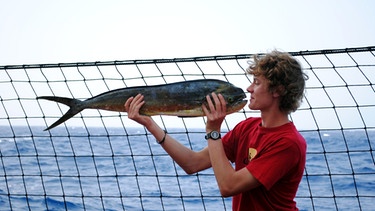 Atlantiküberquerung, November/Dezember 2009. Felix hat einen Fisch gefangen. | Bild: BR/KUS-Projekt