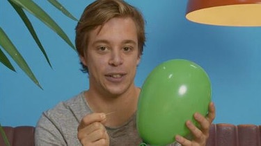 Baum | Luftballon | Pizza (05) / Checker Tobi beantwortet die Frage, ob man in einen Luftballon stechen kann, ohne dass er platzt? | Bild: BR | megaherz film und fernsehen gmbh 