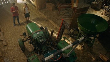Die Versteigerung (Folge 9) / Flori und Eva beschliessen den Traktor zu verkaufen | Bild: BR / Filmbüro Münchner Freiheit