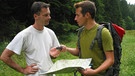 Wie geheuer ist das Abenteuer? / Outdoorexperte Markus und Willi mit Kompass und Landkarte | Bild: BR / megaherz GmbH