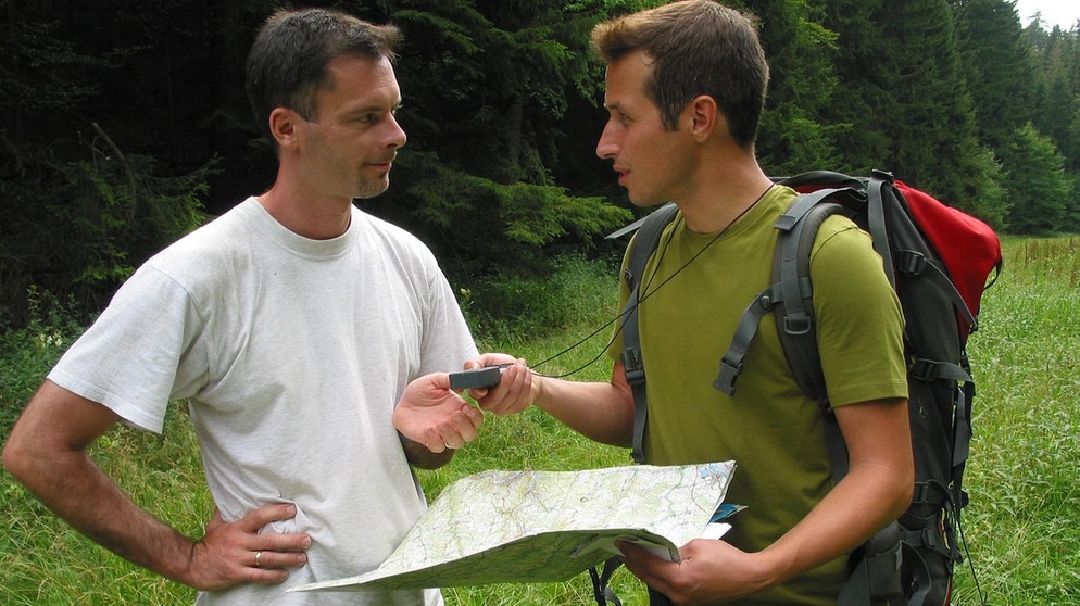 Wie geheuer ist das Abenteuer? / Outdoorexperte Markus und Willi mit Kompass und Landkarte | Bild: BR / megaherz GmbH