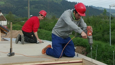Wer baut das Haus fix und fertig? / Willi Weitzel hilft heute beim Bau eines Fertighauses. | Bild: BR/megaherz gmbh/