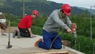 Wer baut das Haus fix und fertig? / Willi Weitzel hilft heute beim Bau eines Fertighauses. | Bild: BR/megaherz gmbh/
