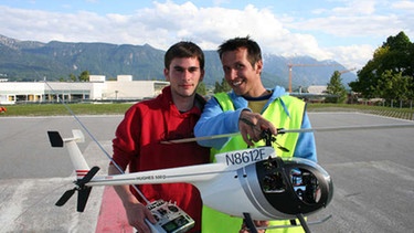 Wer schraubt am Hubschrauber? | Willi (rechts) mit dem Modellhubschrauberbauer Manuel Heiduczek. | Bild: BR | megaherz gmbh