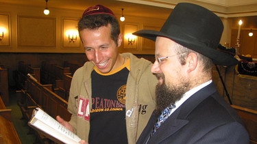 Was glaubt man, wenn man jüdisch ist? / Willi Weitzel mit Rabbiner Israel Diskin in einer Synagoge. Heute möchte Willi herausfinden, was es bedeutet, jüdisch zu sein. | Bild: BR/megaherz gmbh