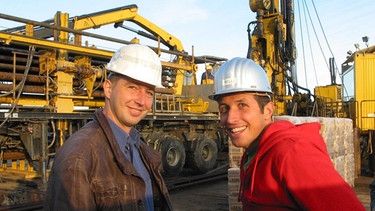 Her mit der Kohle! / Der Geologe Peter Lokay (links) und Willi Weitzel. Heute möchte er wissen, woher die Kohle kommt und was das eigentlich ist. | Bild: BR/megaherz gmbh