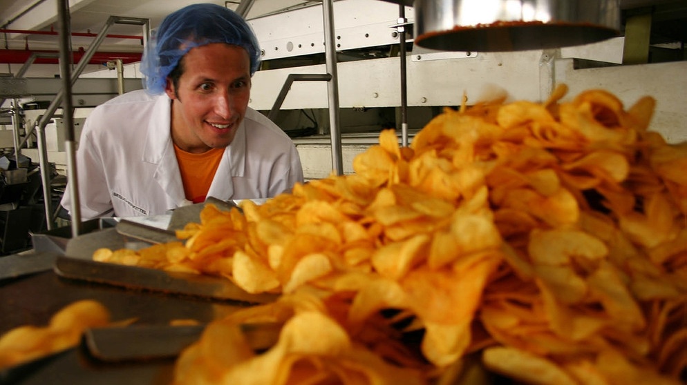 Wer ist der Held auf dem Kartoffelfeld? / Willi in der Chipsfabrik. | Bild: BR/megaherz