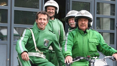 Los geht's, auf Motorradfahrt! / Willi mit Polizisten der Motorradsportgruppe aus Berlin. | Bild: BR/megaherz gmbh