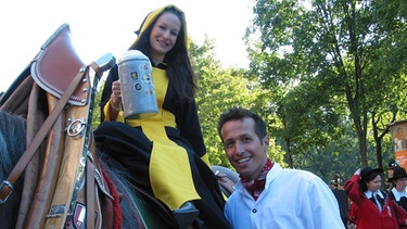 Willi mit Julia, die 2003 beim Festzug als "Münchner Kindl" mitritt. | Bild: BR/megaherz gmbh