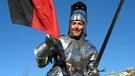 Wie kam der Ritter in die Rüstung? / Reporter Willi in der Ritterrüstung von Philip. Die wiegt 32 Kilo! | Bild: BR/megaherz