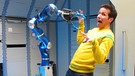 Was bewegt den Roboter? / Willi Weitzel macht bei einer Firma in Augsburg mit Industrierobotern Bekanntschaft. | Bild: BR/megaherz gmbh/