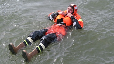 Wer kommt bei SOS auf See? / Willi mit Schutzausrüstung im Wasser | Bild: BR / megaherz GmbH