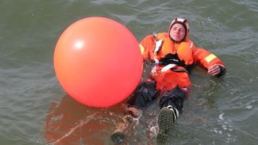 Wer kommt bei SOS auf See? | Willi ist diesmal an Bord eines Seenot-Rettungskreuzers, auf der auch Rettungseinsätze trainiert werden. Willi bietet sich als Übungsopfer an. | Bild: BR | megaherz gmbh