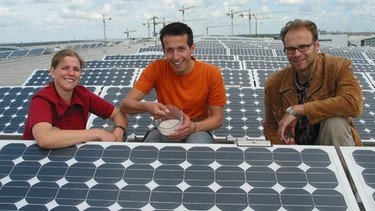 So kommt der Strom in die Steckdose / Willi Weitzel zwischen Photovoltaikanlagen auf einem Dach in München-Riem. Heute dreht sich alles um die Stromherstellung. | Bild: BR/megaherz gmbh