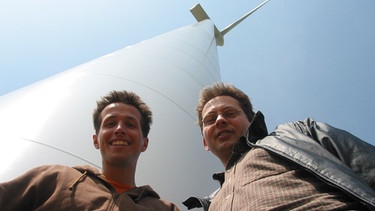 Wie kommt der Strom in die Steckdose? / Willi und Manfred bei den Windrädern | Bild: BR / megaherz GmbH