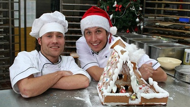 So köstlich schmeckts' zur Weihnachtszeit / Willi (rechts) und Konditor Florian Fuchs mit einem Lebkuchenhäuschen. | Bild: BR/megaherz gmbh